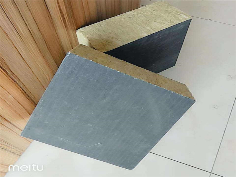 屋面岩棉程序复合板安装